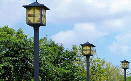 太阳能石嘴山庭院灯怎么选亮度与续航更耐用